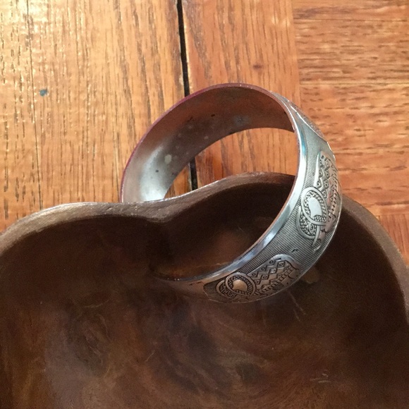 ⛸TRADED⛸Vintage Tibetan Silver elephant cuff bracelet - Picture 9 of 13